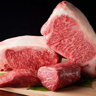 上質な素材を炭火と鉄板で。銘柄牛をはじめ厳選の和牛に舌鼓。