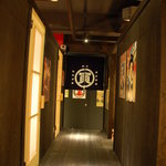 和歌山麦酒醸造所 三代目 - まるで長屋の間にいるような廊下です