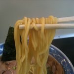 ラーメン専門 くぼ田 - 味玉ラーメン　麺アップ