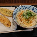 丸亀製麺 - ■釜玉うどん(並) 350円(内税)・イワシ天 150円(内税)・かしわ天 140円(内税)■