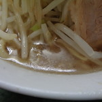 ラーメン二郎 - 表面には脂層