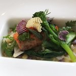 emuN - タスマニア産サーモンの軽い燻製風味　赤土馬鈴薯のソース　エルブドプロバンス風