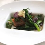 emuN - タスマニア産サーモンの軽い燻製風味　赤土馬鈴薯のソース　エルブドプロバンス風