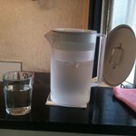 ラーメン専門 くぼ田 - ひとりにひとつ、お冷やのポットが。うれしい。