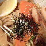 しゃけつけ麺　しゃけの燻製のアップ