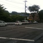 ラーメン二郎 - 奥の建物が二郎。