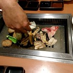 お祭り一番館 - 肉を焼いています