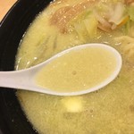 8番ラーメン  - バター風味にバター増しのスープ