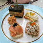 The Drawing Room - シルバーのトレーが回ってきて、何度でもおかわりできる高級食材のセイボリーカナッペ