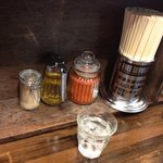 麺処 花田 - 卓上の調味料