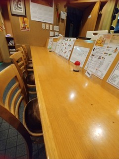 Rokubamme - 内観　カウンターは7席中5席が禁煙。２席が...斬新な分煙(笑)