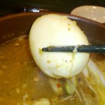 麺屋彩々 昭和町本店 - つけ汁に沈んでいる茹で卵