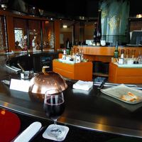 嘉門 - 広い店内に円形の鉄板が！