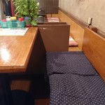 中華山本 - 店内はテーブル席と掘りごたつの小上りが。