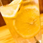 きまぐれ酒場 楽屋 - 自家製はちみつレモンサワー