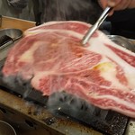 大阪焼肉・ホルモン ふたご - はみ出るカルビ