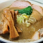 自家製麺 工藤 - すとろんぐ＆デラックス。柚子が載ってます。