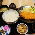 きらく - とんかつ定食700円(税込)