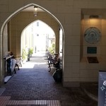105880189 - お店に到着すると建物も素敵ですが、通り抜け出来る玄関から見える中庭も良い感じ♪
                      中世ヨーロッパの田舎の教会みたいです。