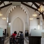 105880255 - カフェの店内に入ると教会らしい天井の高さ、凛とした空気が満ちた雰囲気。
                      窓からは柔らかな陽の光が射し込み、私の不浄なる魂も浄化されそうな空気感です。