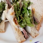 105880312 - ②オリジナルローストビーフ サンドウィッチ
                      自家製ローストビーフがしっかりお肉の味わいをアピールし、サニーレタスが瑞々しい存在を誇っています
                      パンにしみたデミグラスソースとマスタードマヨネーズが絶妙♪