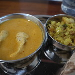 南インド食堂 ビーンズ オン ビーンズ - チキン（左）とポリヤル（右）