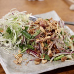 酒とタイ料理 ピッサヌローク - 自家製発酵ソーセージとおこげのサラダ（ネームルック）