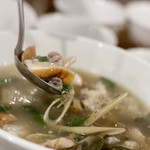 酒とタイ料理 ピッサヌローク - タイ東北 天然キノコとモツのスープ（トムセップ）