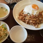 タイ料理 レモングラス - 鶏肉のバジル炒めライス添え 980円