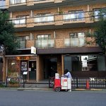 Kateiryouri Himawari - お店が入っているビルです。 このビルの１階奥にお店があります。 ２階から上はマンションのようですね。 靱公園が見えるマンションか～、ちょっと惹かれますよね。 家賃ってどれぐらいするんだろう？