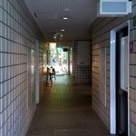 Kateiryouri Himawari - では、ビルの中に入って行きましょう。 左手の方にお店の看板等が見えていますね。 奥は、靱公園側となっていますよ。 ここから、靱公園にも出れます。