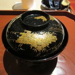 銀座うち山 - お椀に霧吹きで水がかかられています（驚