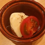 肉 もつ 土穂 - モッツァレラとトマトのカプレーゼ風