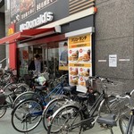 マクドナルド - 2019/04 ママチャリ系の自転車がいっぱい。屋外にも、テーブルが数卓並んでいる｡