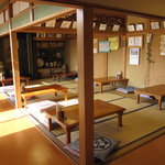 客席は、全て座卓・・