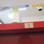 ラーメン二郎 - カウンター上の赤酢