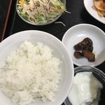 蓬莱閣 - ライス、漬物、サラダ、杏仁豆腐