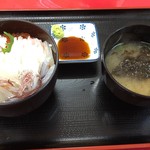 あずまし亭 - 朝市活いか丼2300円