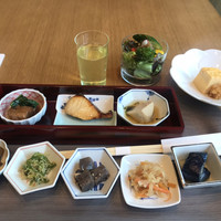日本橋浅田 - 朝食ビュッフェ２７００円。小鉢と卵焼き、サラダ。和食の惣菜は、すべて小分けにされて陳列されています。清潔で衛生的です(^｡^)。出し巻きがとても美味しかったです（╹◡╹）