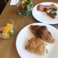 日本橋浅田 - 朝食ビュッフェ２７００円。洋食類。ソーセージ、ベーコンは、醤油で味付けしてあって、和風のテイストを感じます。キャラメルクロワッサン、初めていただきましたが、美味しい〜（╹◡╹）