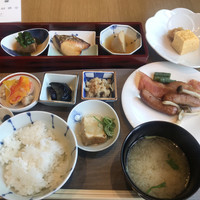 日本橋浅田 - 朝食ビュッフェ２７００円。左手前の蕎麦豆腐、中央左手のナス煮浸しが、とても美味しかったです（╹◡╹）