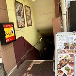 地下のスペインバル ALBA - お店は地下にある