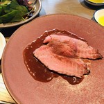 Mezombarusakku - 豪産牛モモ肉のローストビーフ ポテトピューレ添え