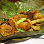 蓮香 - エビと色々キノコバナナリーフ包み焼き<包焼全菌>
