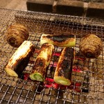 囲炉裏料理わ - 葱と里芋をじっくりと焼きます〜〜！