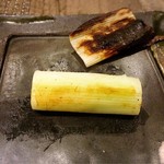 囲炉裏料理わ - 表皮？を剥いたら…旨味が凝縮されたお葱が♡