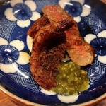 囲炉裏料理わ - 切り分けていただいた牛肉。