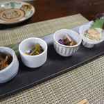 かたつむり - 鮎の熟れ鮓、カタクリの酢漬け、わさび菜、つくし