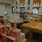 餅ノ市 金沢本店 - 入口右側からの店内