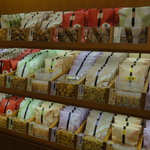 餅ノ市 金沢本店 - 店内右側にある商品棚